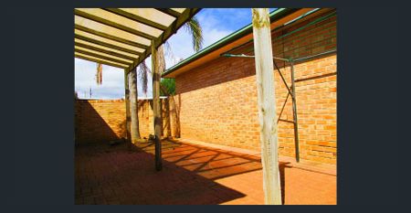 Spacious & Convenient Home in Clovelly Park - Photo 5