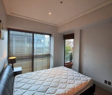 Cosy Viaduct Apartment with Carpark - Photo 3