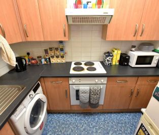 2 bedroom Flat in Flat A, Leeds - Photo 2