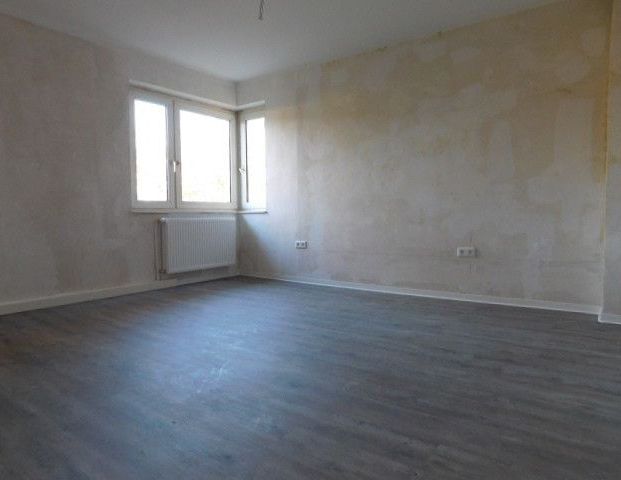 Einziehen und Wohlfühlen - sehr schöne 4-Zimmer-Wohnung mit Einbauküche und Balkon im 2. OG... - Photo 1