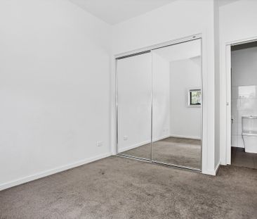 Spacious Townhouse with Designer Kitchen, Study Nook & Secure Parking - Photo 4