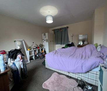 4 bedroom semi-detached house to rent - Photo 5