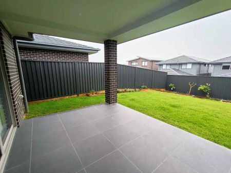 “Modern 4 Bedroom Home!! A Must to inspect” - Photo 4