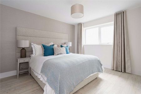 A first floor, 2 bedroom apartment with balcony, located on Hythe's shoreline. - Photo 4