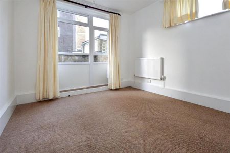 3 bedroom flat to rent - Photo 4