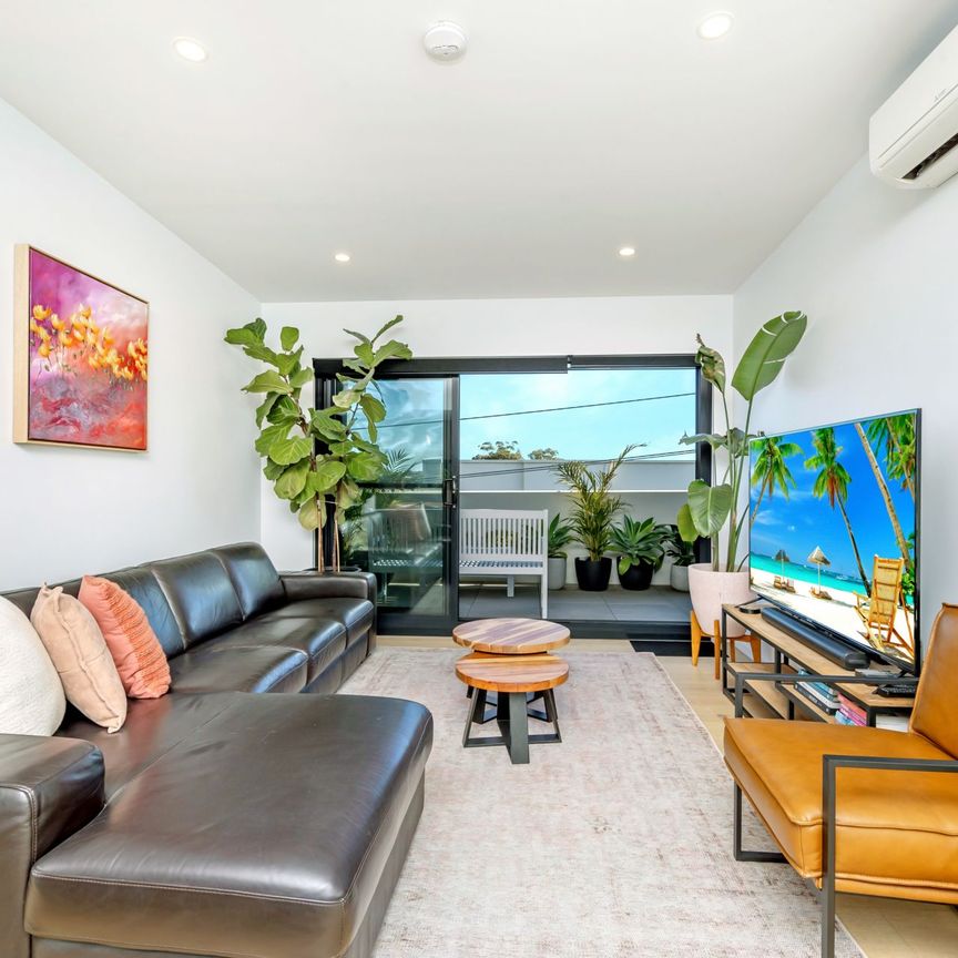 THIRD FLOOR APARTMENT IN CENTRAL LOCATION - Photo 1