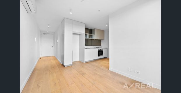 Urban Elegance Meets Lifestyle Convenience in South Melbourne - Photo 1