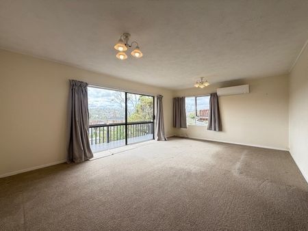 Spacious 4-Bedroom Home in Prime Browns Bay Location! - Photo 2