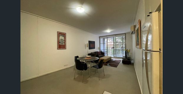 Stylish Furnished Studio Apartment in the Heart of the City - Photo 1