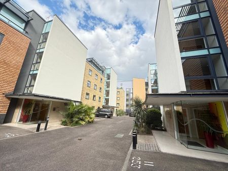 2 Bed Flat, Boardwalk Place, E14 - Photo 3