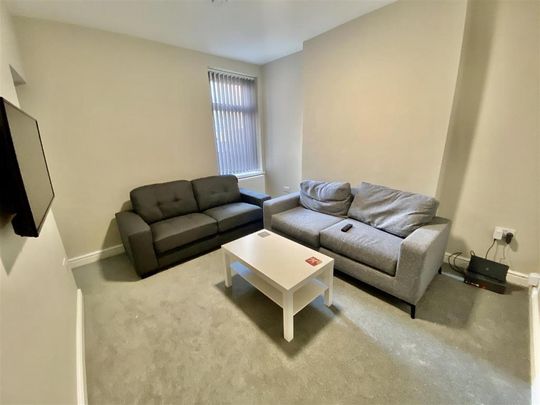4 bedroom private hall to rent - Photo 1