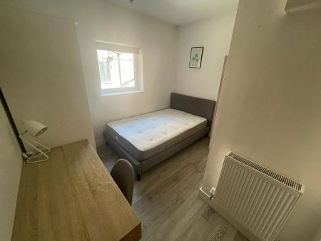 1 bedroom in a house share to rent - Photo 2
