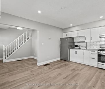 UPPER - 15 MCCORMICK STREET, Welland, Ontario, L3C4L8 - Photo 1