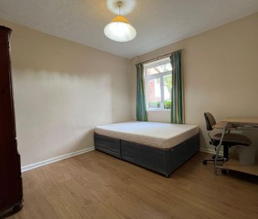 4 bedroom semi-detached house to rent - Photo 4