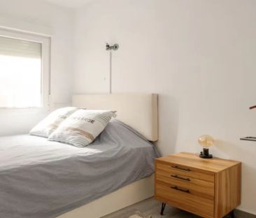 Room in a shared 1-bedroom apartment for rent in Almagro. - Photo 1