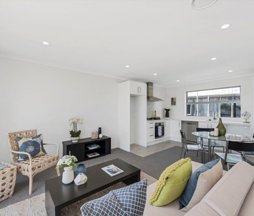 Modern, immaculately presented and brilliantly located. - Photo 3