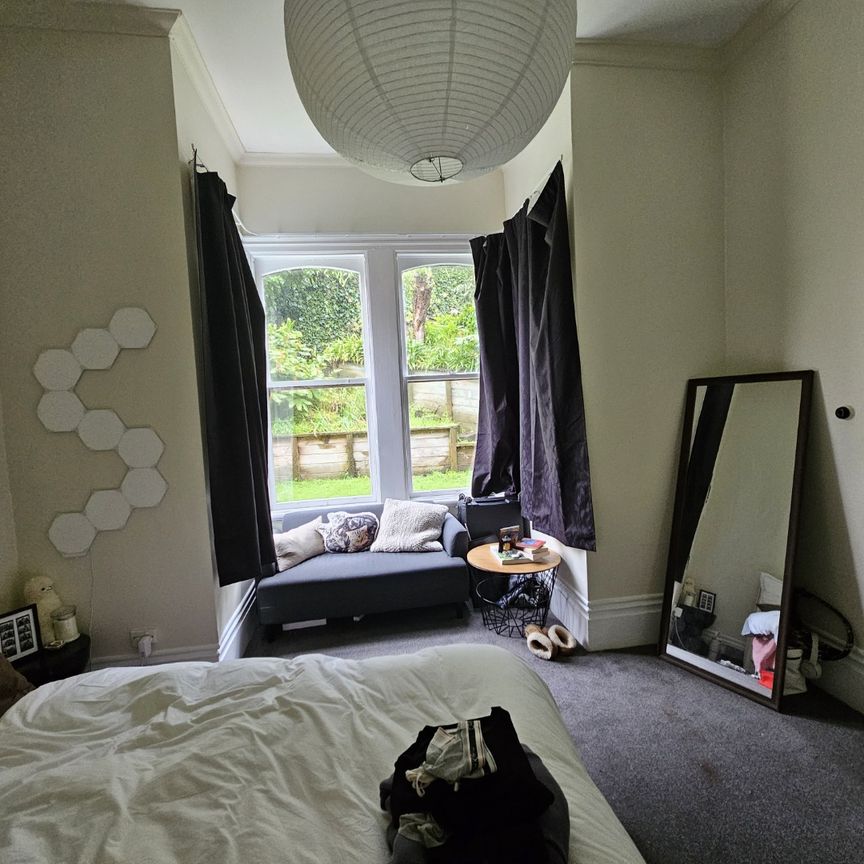 Spacious 6-Bedroom Family Home in Desirable Aro Valley, Wellington - Photo 1