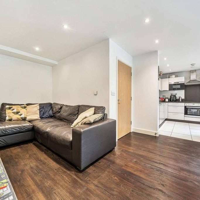 3 bedroom flat to rent - Photo 1