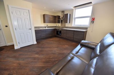 2 bedroom Flat in Woodsley Road, Leeds - Photo 4