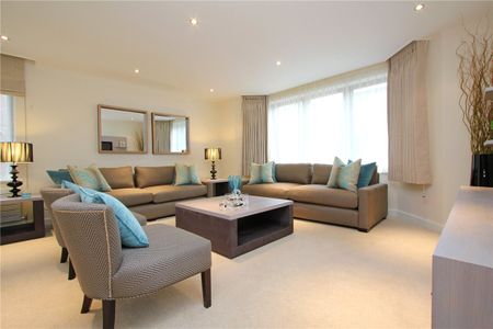 The property consists of a spacious and bright entrance hall, 3 double bedrooms (the master is ensuite), and also a family bathroom. The large reception and dining room are combined and there is a separate fully equipped kitchen. EPC rating: C - Photo 3