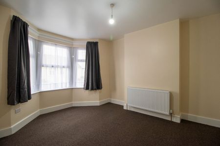 1 Bed Flat, Hickling Road, IG1 - Photo 2