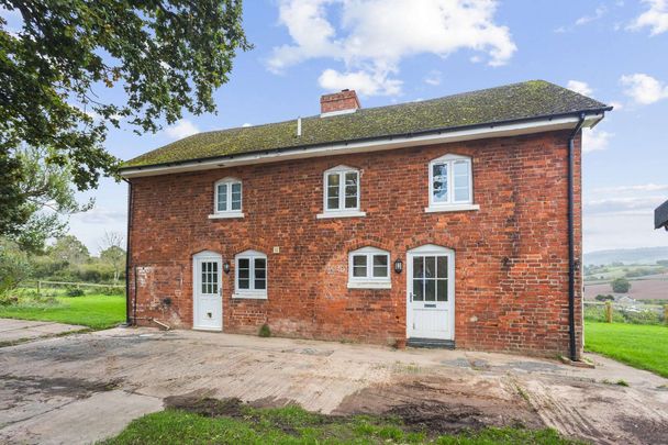 An imposing red brick country home set in a rural location which forms part of the Kentchurch Court Estate. Recently refurbished throughout. - Photo 1