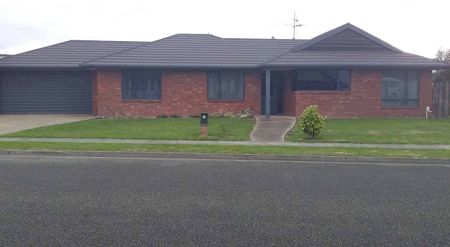 Three Bedroom Stoke Home in a popular area - Photo 3