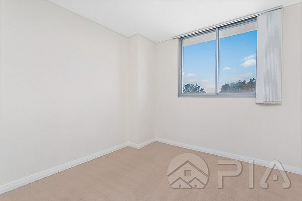 Spacious North Facing,3 Bedrooms Apartment on 9th Floor For Lease - Photo 1