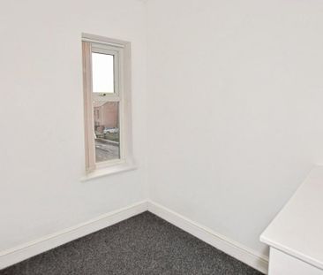 2 bedroom end of terrace house to rent - Photo 2
