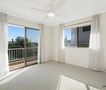 FULLY RENOVATED THREE BEDROOM DULPLEX - CENTRAL PALM BEACH! - Photo 3