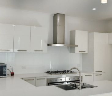 LOVELY LOW MAINTENANCE 3 BEDROOM HOME! - Photo 5