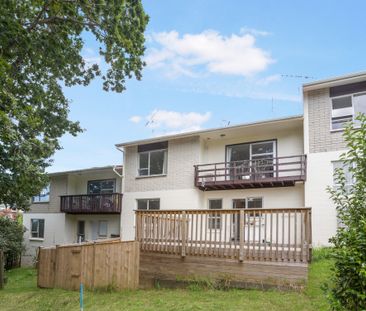 Spacious Townhouse with Bonus Rumpus Room & Multiple Outdoor Areas - Photo 4