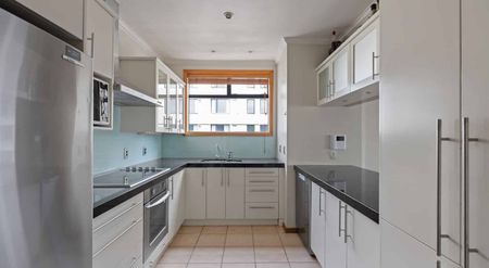 Spacious and bright penthouse in central Te Aro - Photo 2