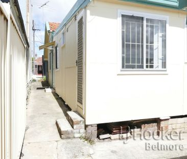 Spacious one bedroom studio with water included in rent! - Photo 1