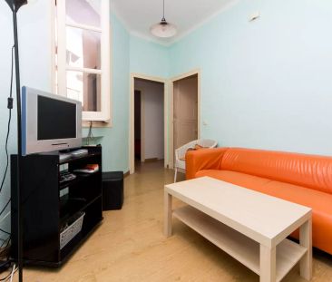 Single Bed in Rooms for rent in 9-bedroom apartment in Malasaña, ne... - Photo 1