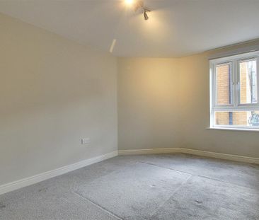 Ovaltine Court, Kings Langley - Photo 5