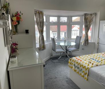 Room in a Shared House, Connaught Avenue, TW4 - Photo 5