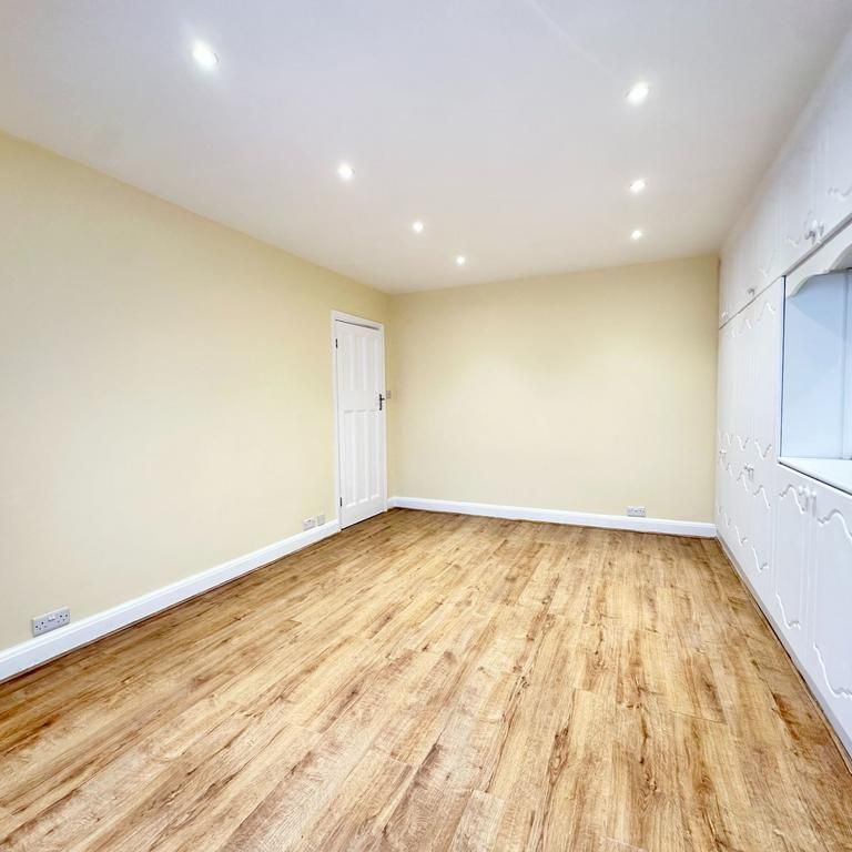 4 bedroom semi-detached house to rent - Photo 1