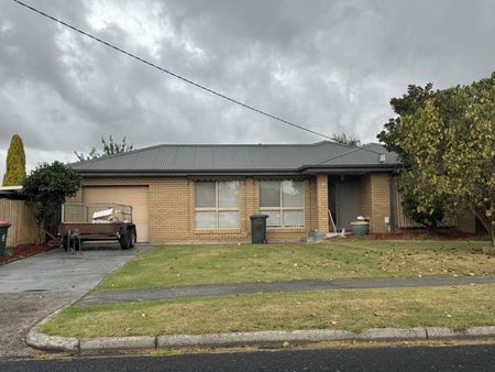 Three Bedroom Home In Great Location - Photo 4