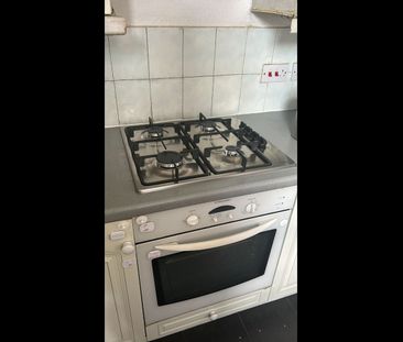 3 Bed Terraced House, Trafford Road, LE5 - Photo 2