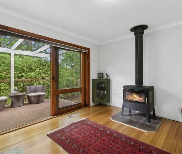 Beautiful four bedroom home backing Red Hill Nature Reserve - Photo 2