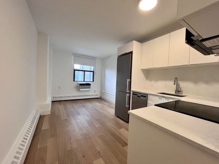 798 Richmond Street West - Photo 2