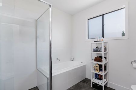 Stylish, Low-Maintenance Townhouse in Prime Location - Photo 4