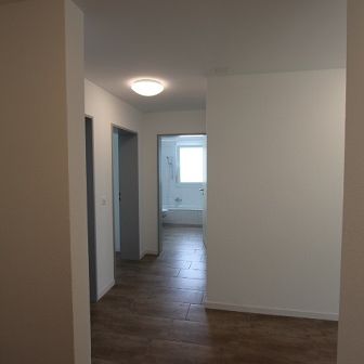 Moderne und helle 4,5-Zimmerwohnung mit eigenem Waschturm, Waschraum und Balkon in Reinach - Photo 1