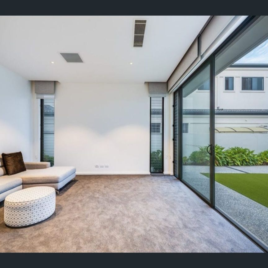 Effortless Elegance in an Exclusive Enclave - Unfurnished - Photo 1