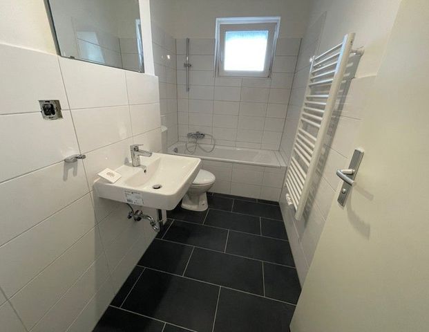 Frisch saniert: Großzügige 1-Zimmerwohnung mit Balkon - Foto 1