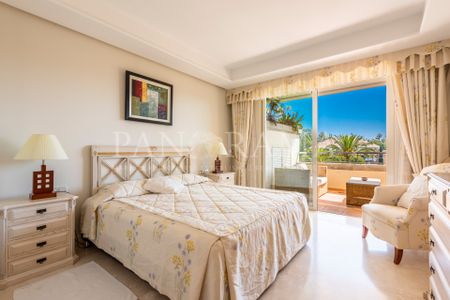 Apartment with mountain and sea views in a sought after community La Trinidad, Marbella - Photo 3
