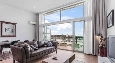 Harbour Views & City Vibes! - Photo 3