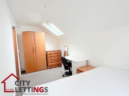 5 Bedroom Semi-Detached House - Photo 3