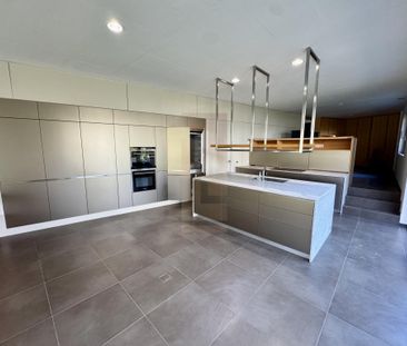 Beautiful contemporary family villa with garden - Photo 6